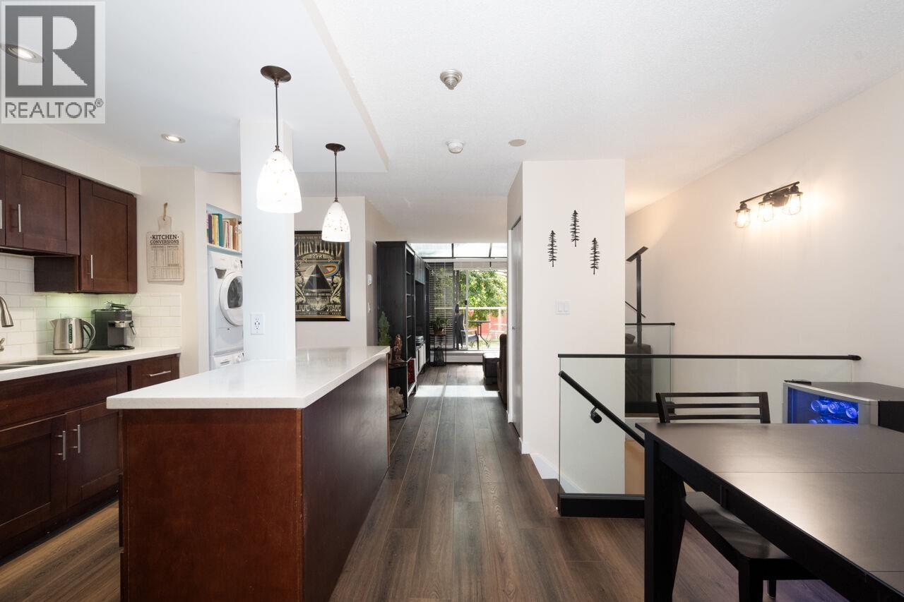 104 812 MILTON STREET, New Westminster — photo 1