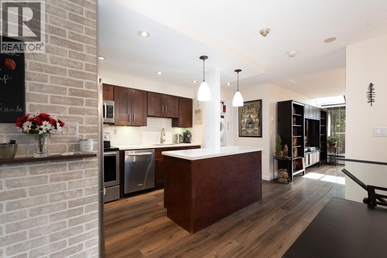 104 812 MILTON STREET, New Westminster — photo 2