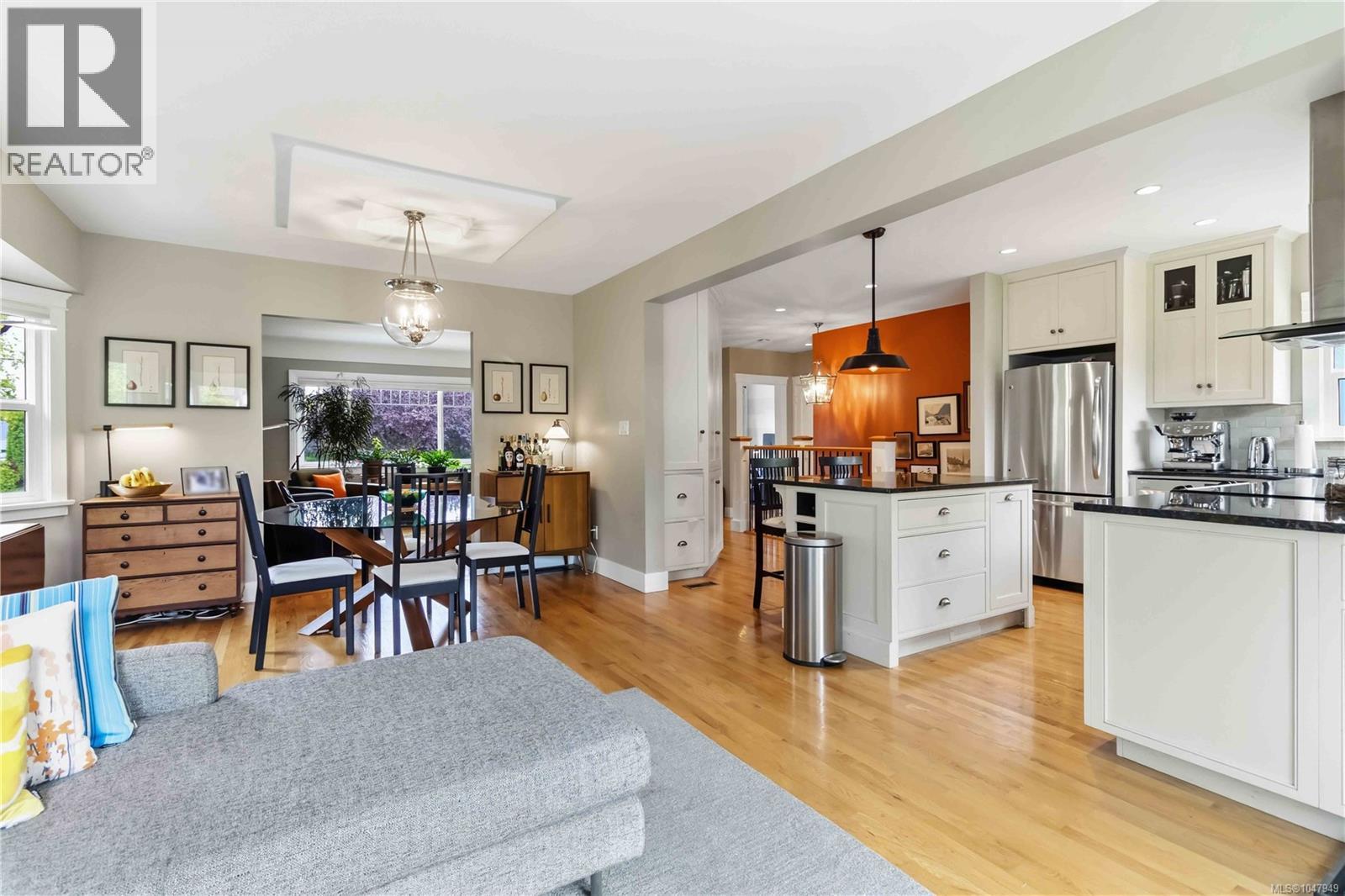 590 Monterey Ave, Oak Bay
