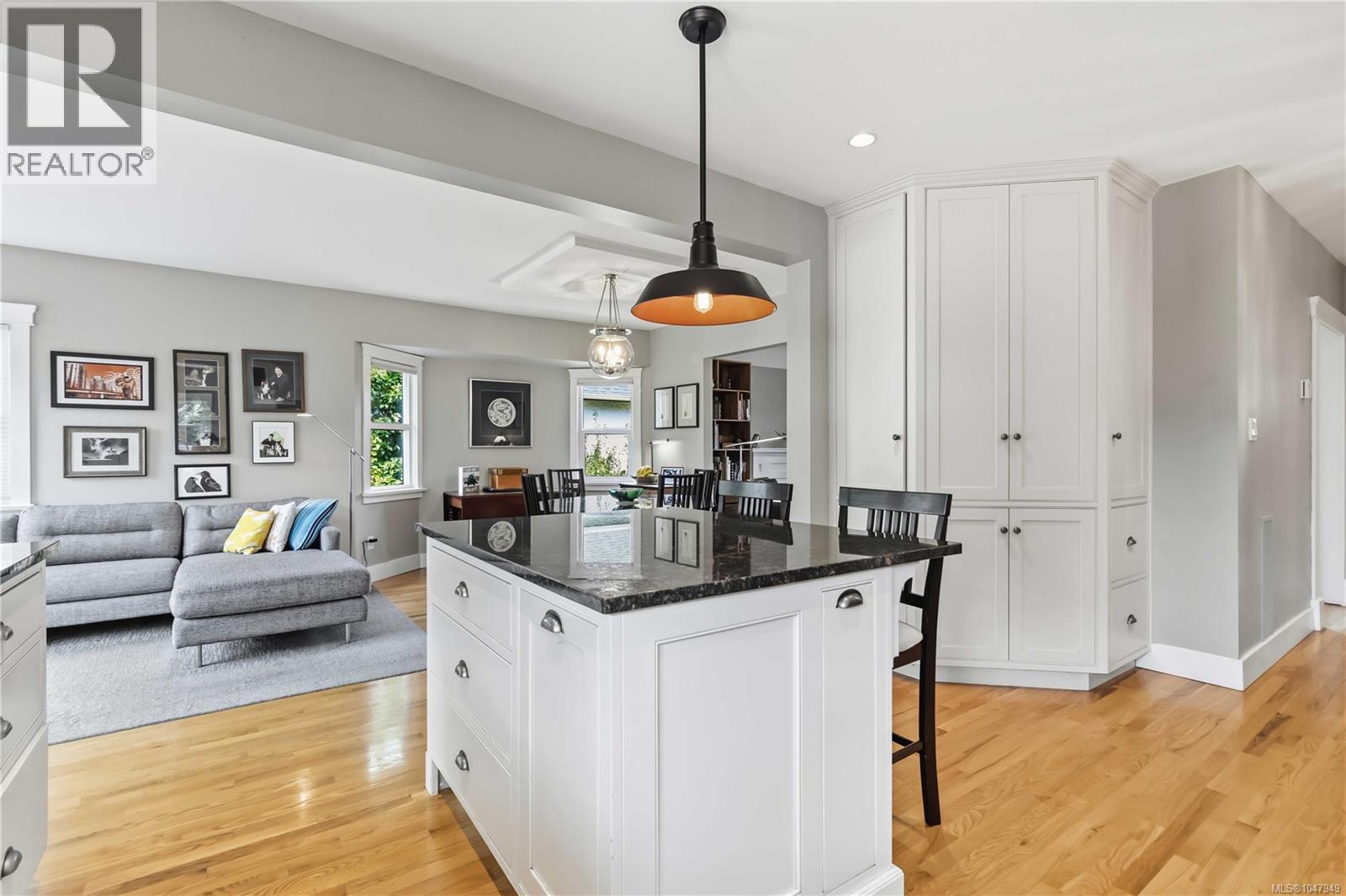 590 Monterey Ave, Oak Bay