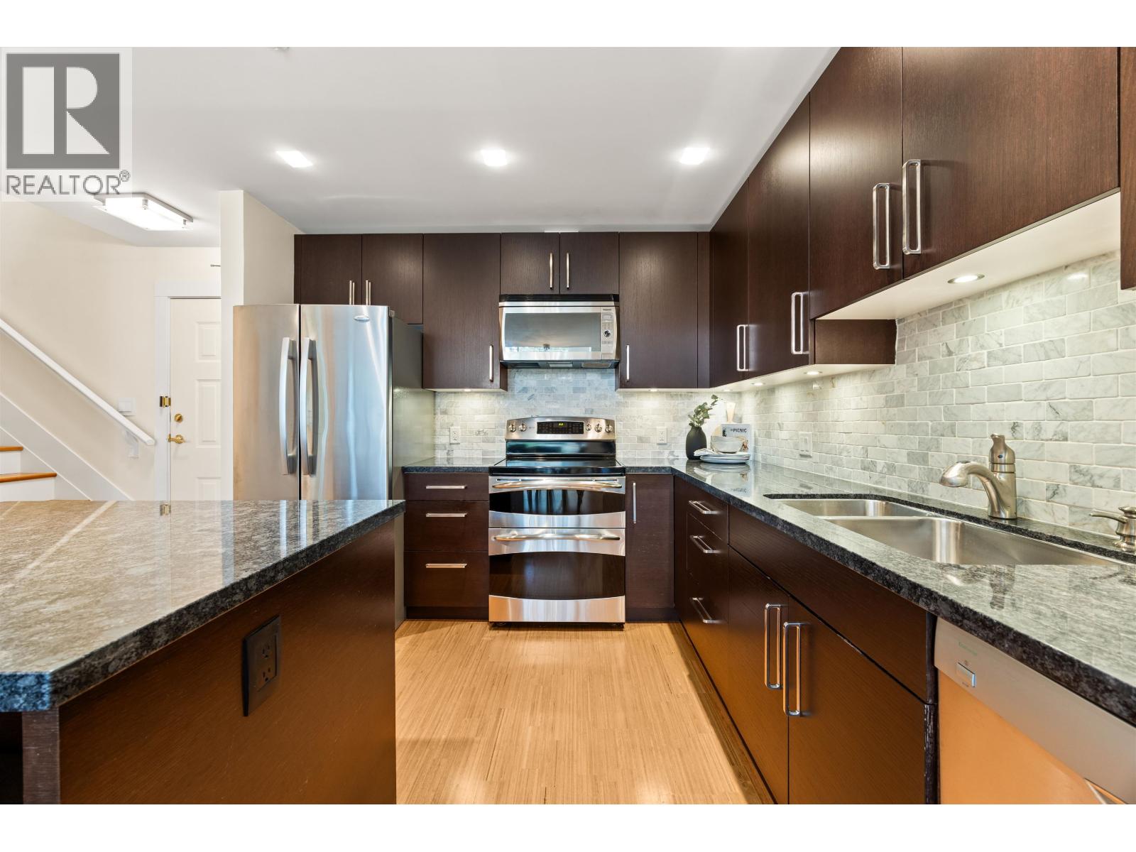 306 1140 STRATHAVEN DRIVE, North Vancouver