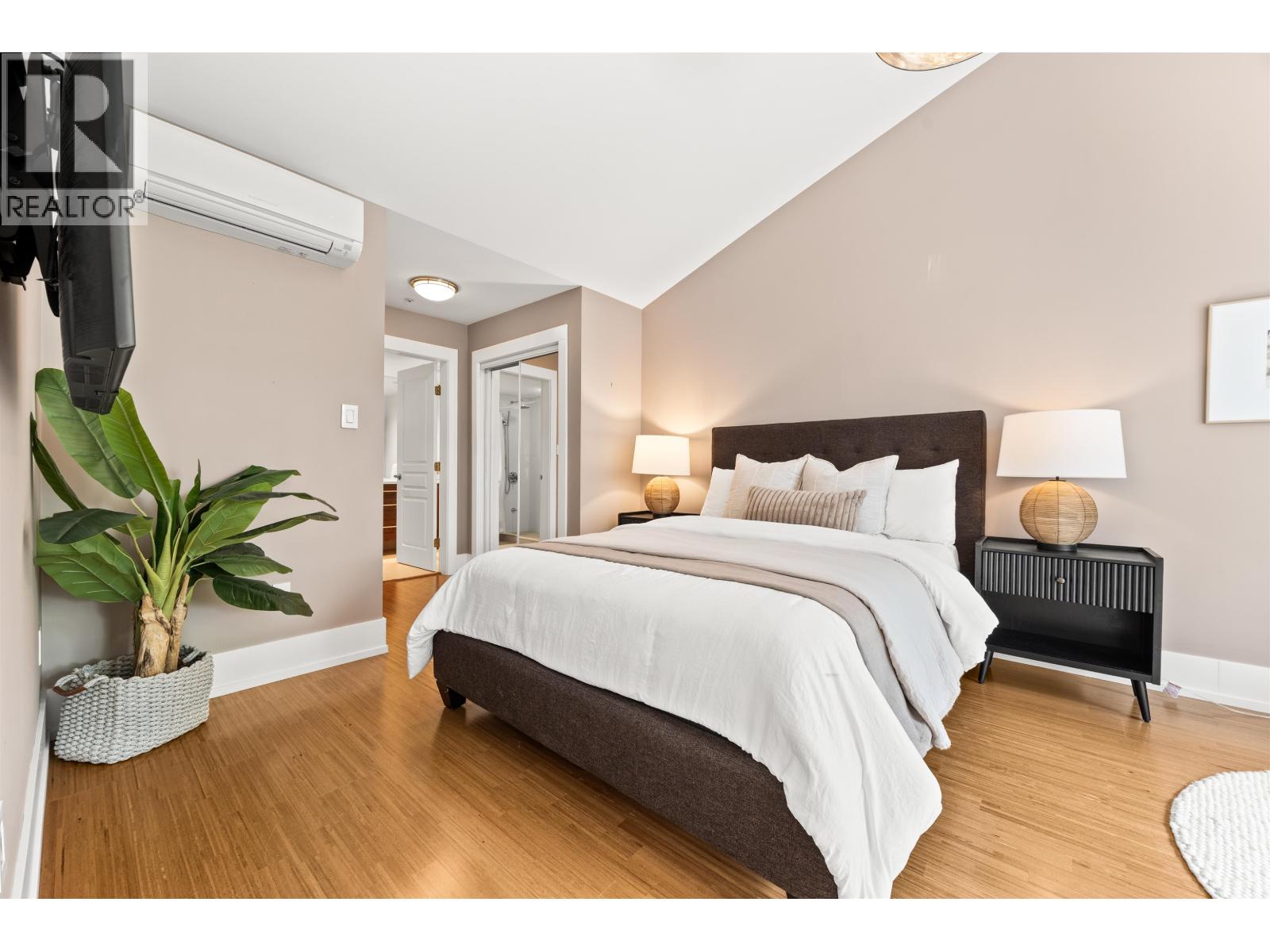 306 1140 STRATHAVEN DRIVE, North Vancouver