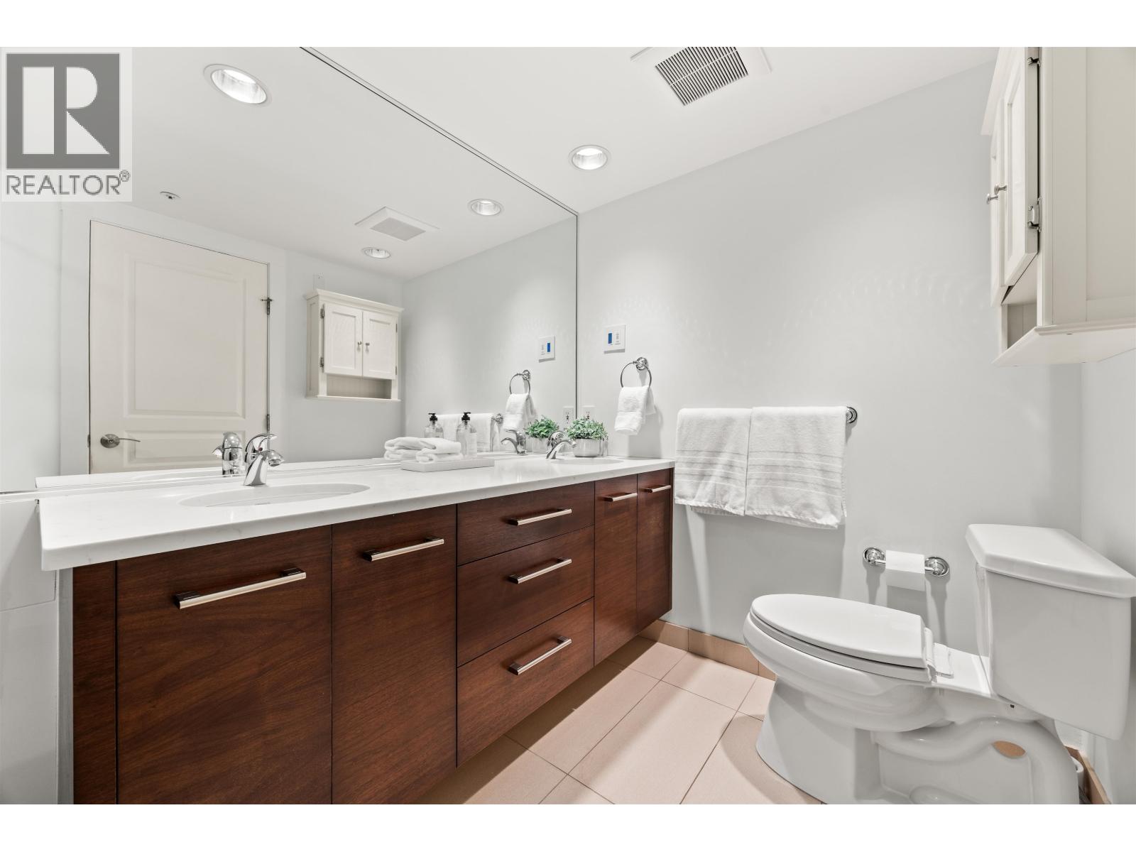 306 1140 STRATHAVEN DRIVE, North Vancouver