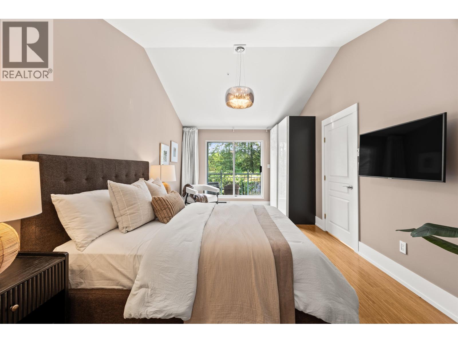 306 1140 STRATHAVEN DRIVE, North Vancouver