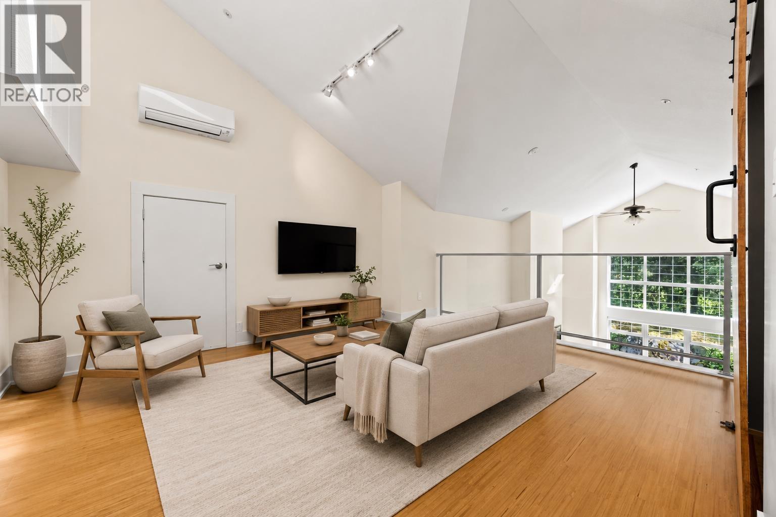 306 1140 STRATHAVEN DRIVE, North Vancouver