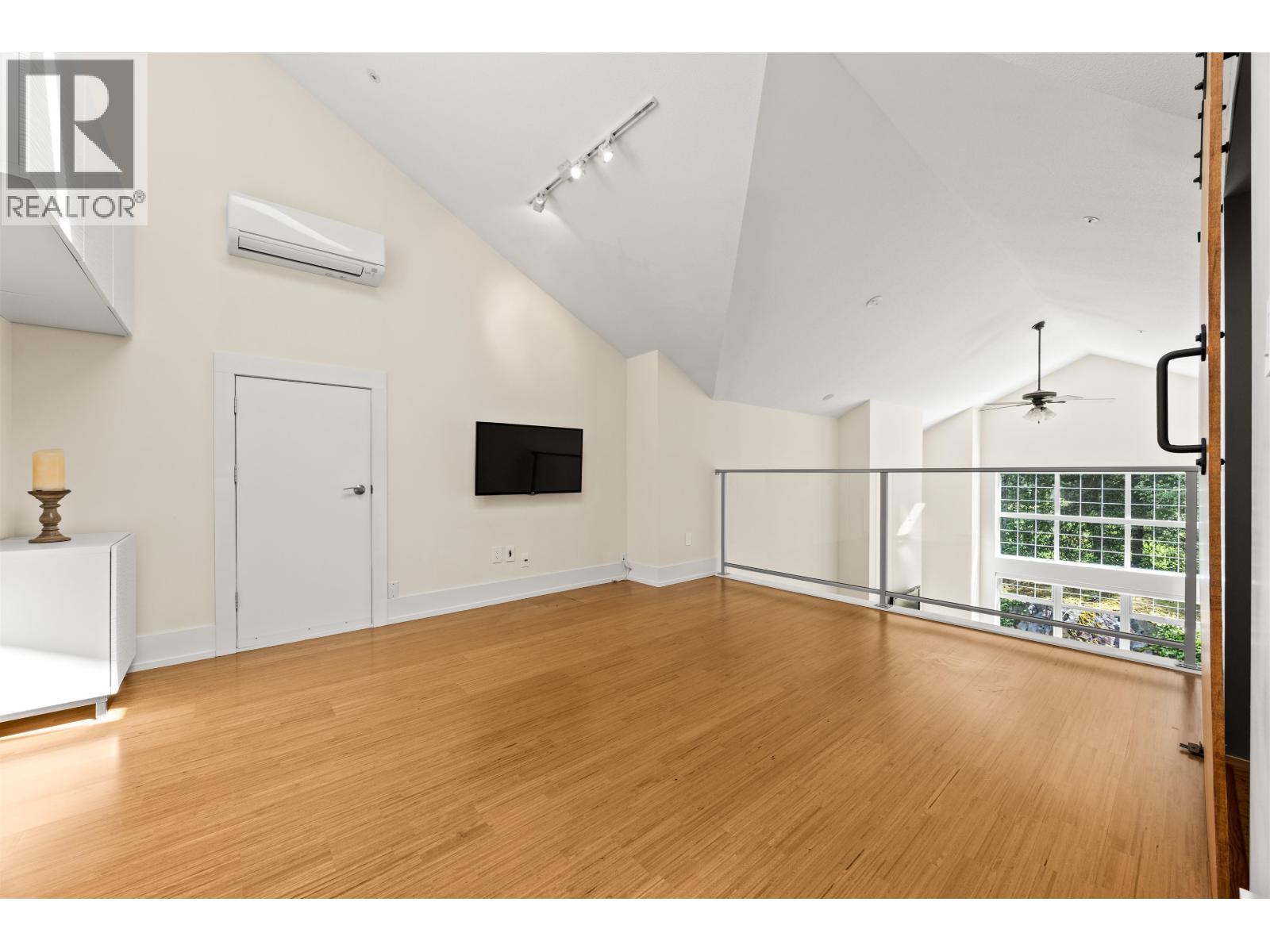306 1140 STRATHAVEN DRIVE, North Vancouver