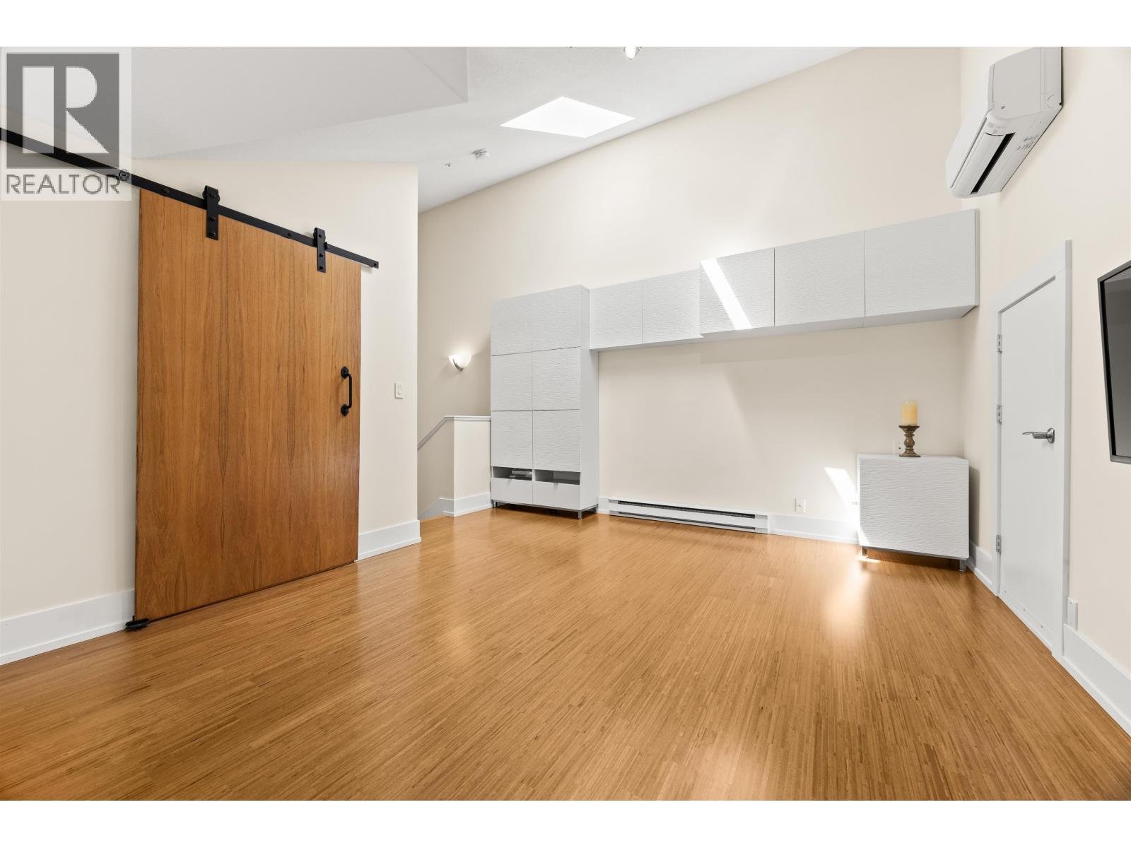 306 1140 STRATHAVEN DRIVE, North Vancouver