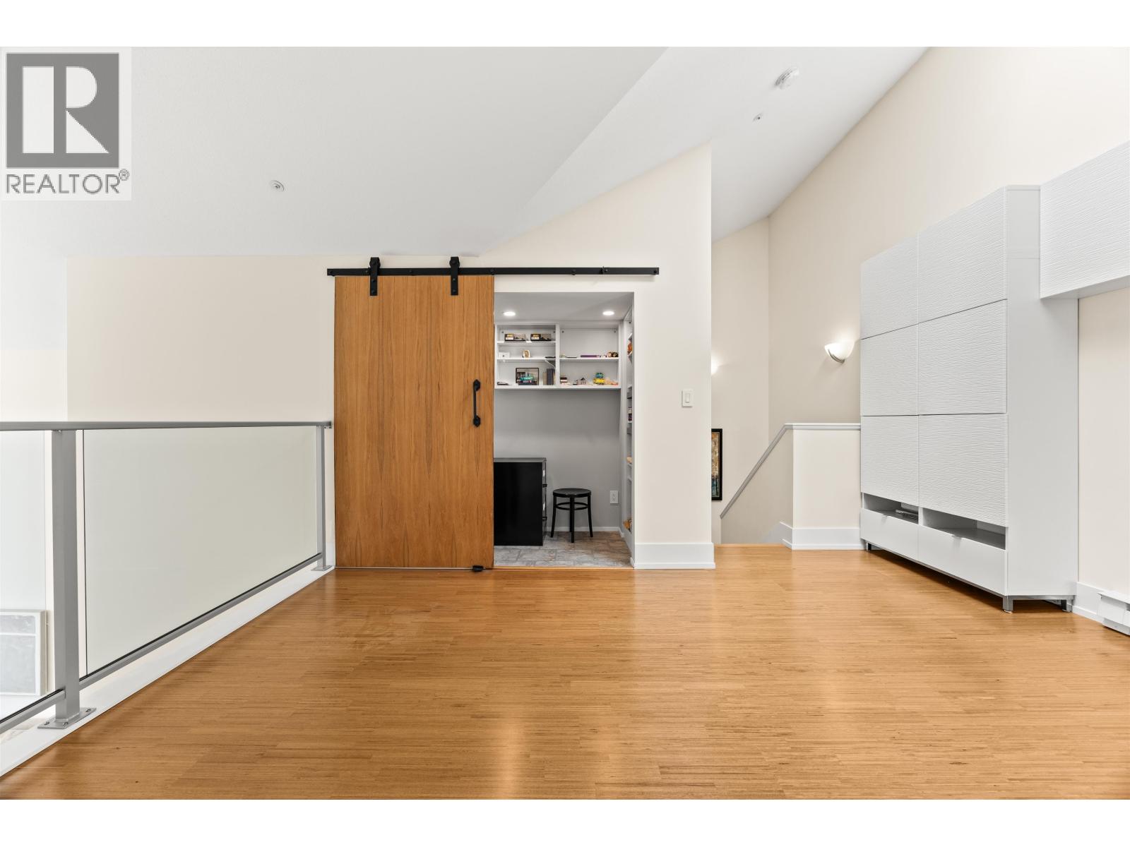 306 1140 STRATHAVEN DRIVE, North Vancouver