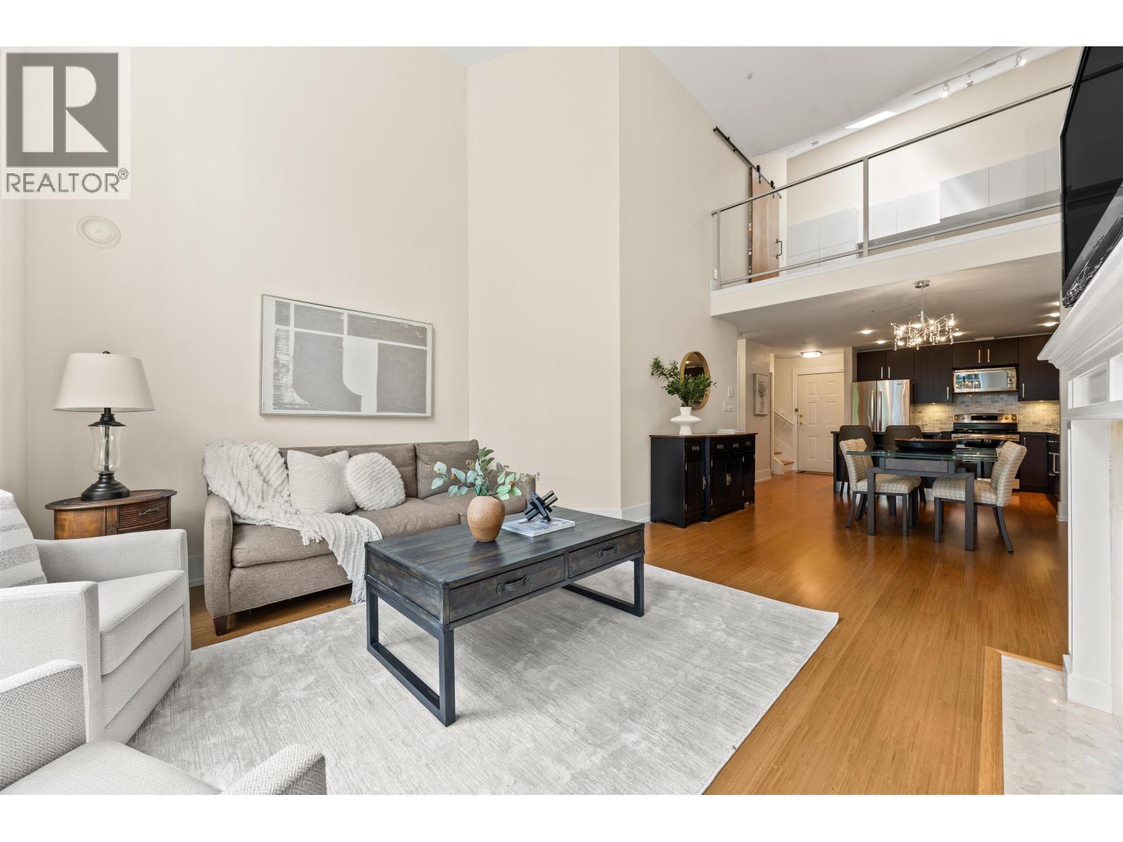 306 1140 STRATHAVEN DRIVE, North Vancouver