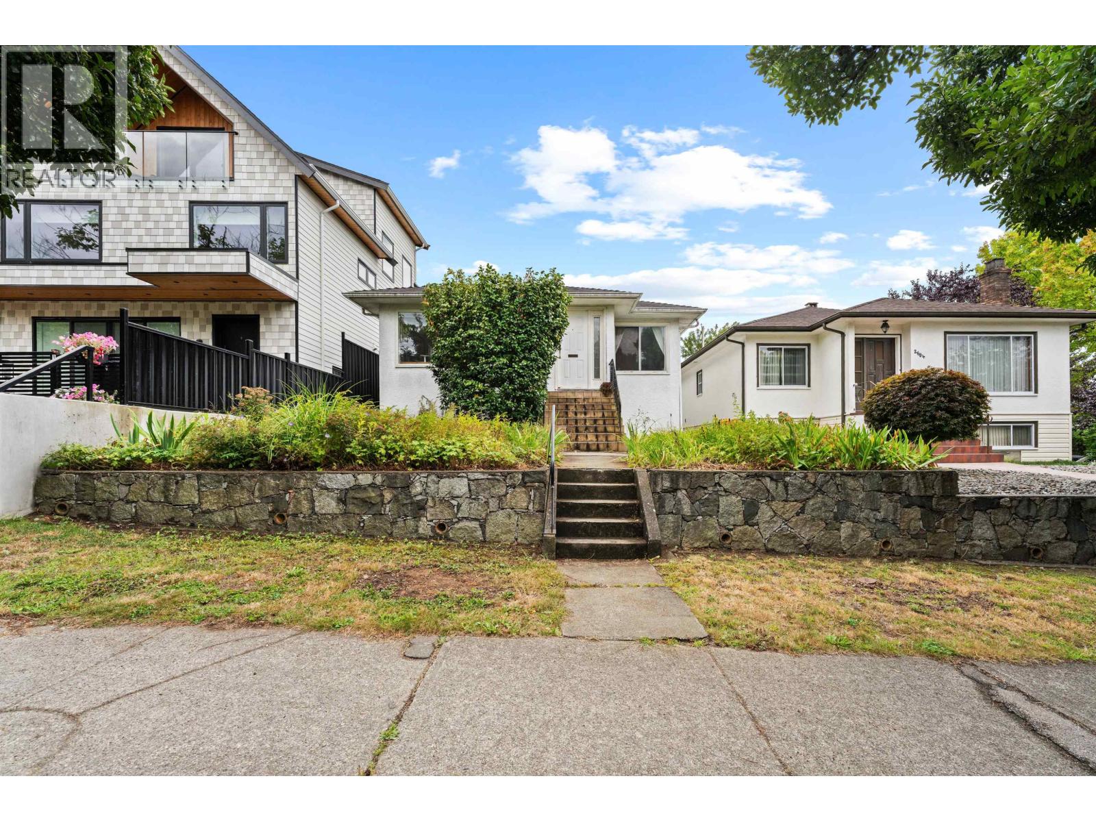 2608 E 4TH AVENUE, Vancouver — photo 1