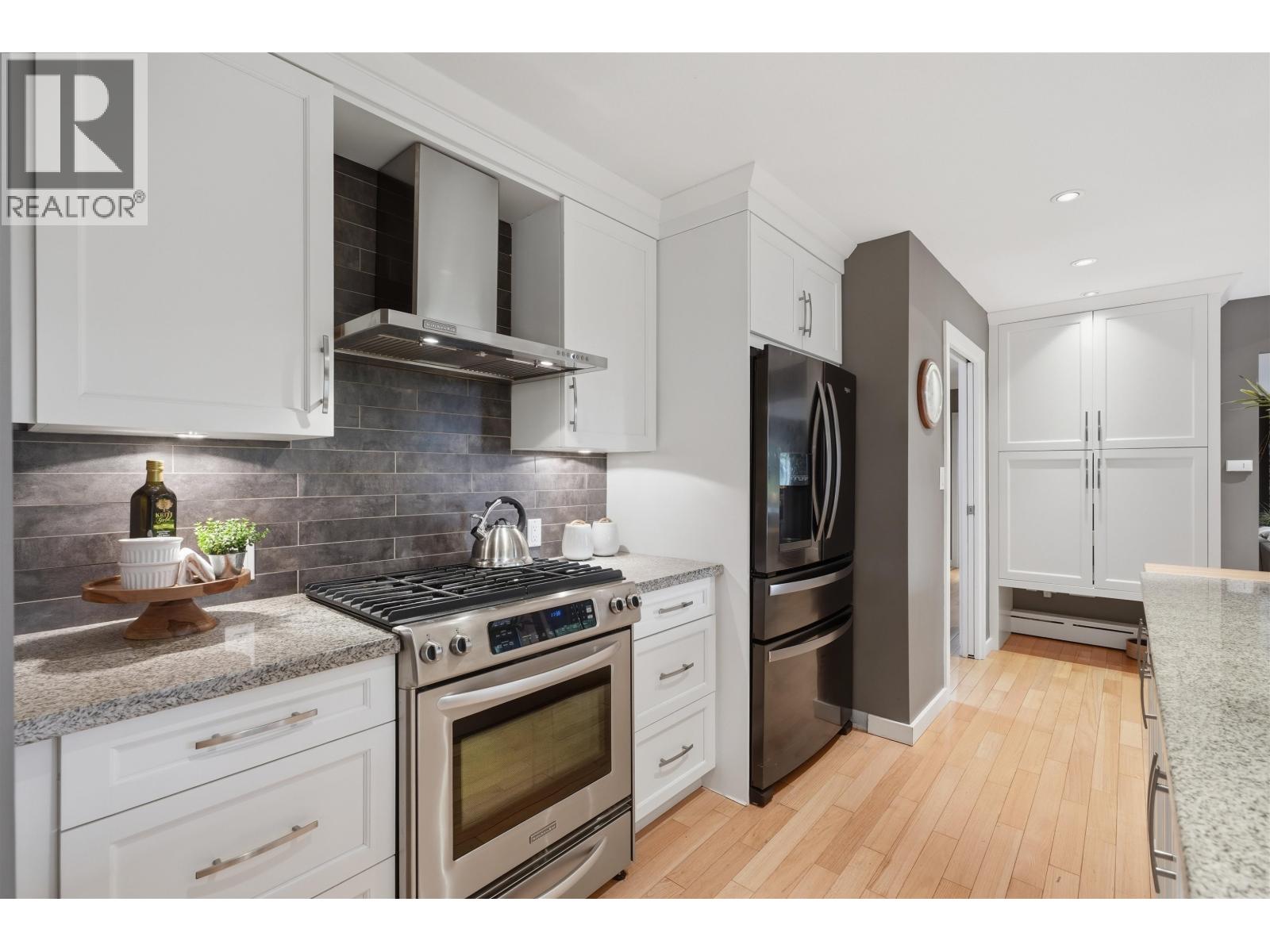 2261 HILL DRIVE, North Vancouver