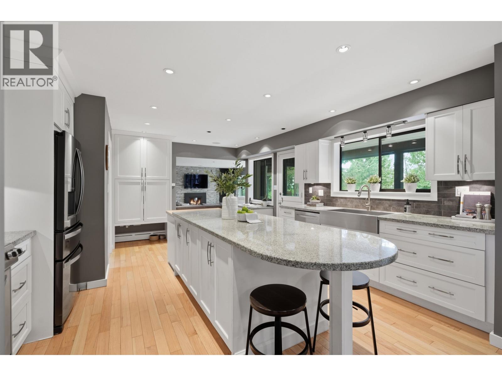 2261 HILL DRIVE, North Vancouver