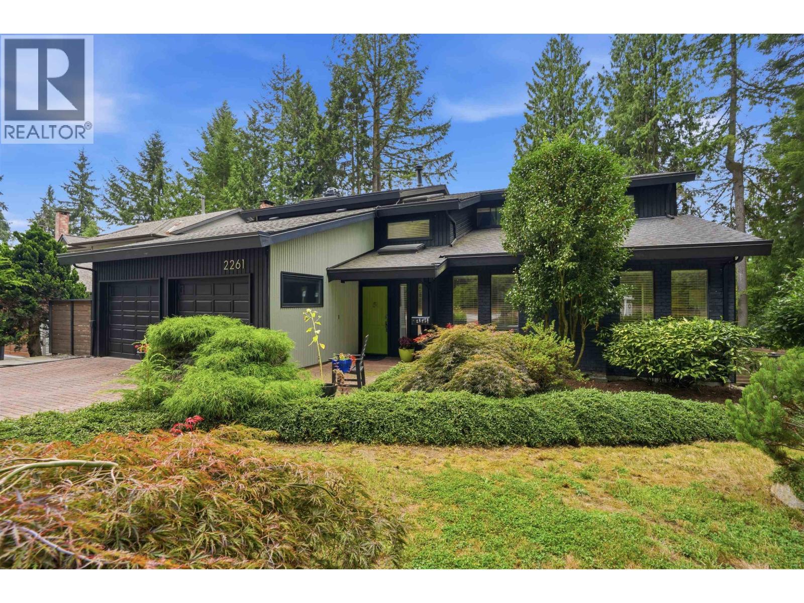 2261 HILL DRIVE, North Vancouver