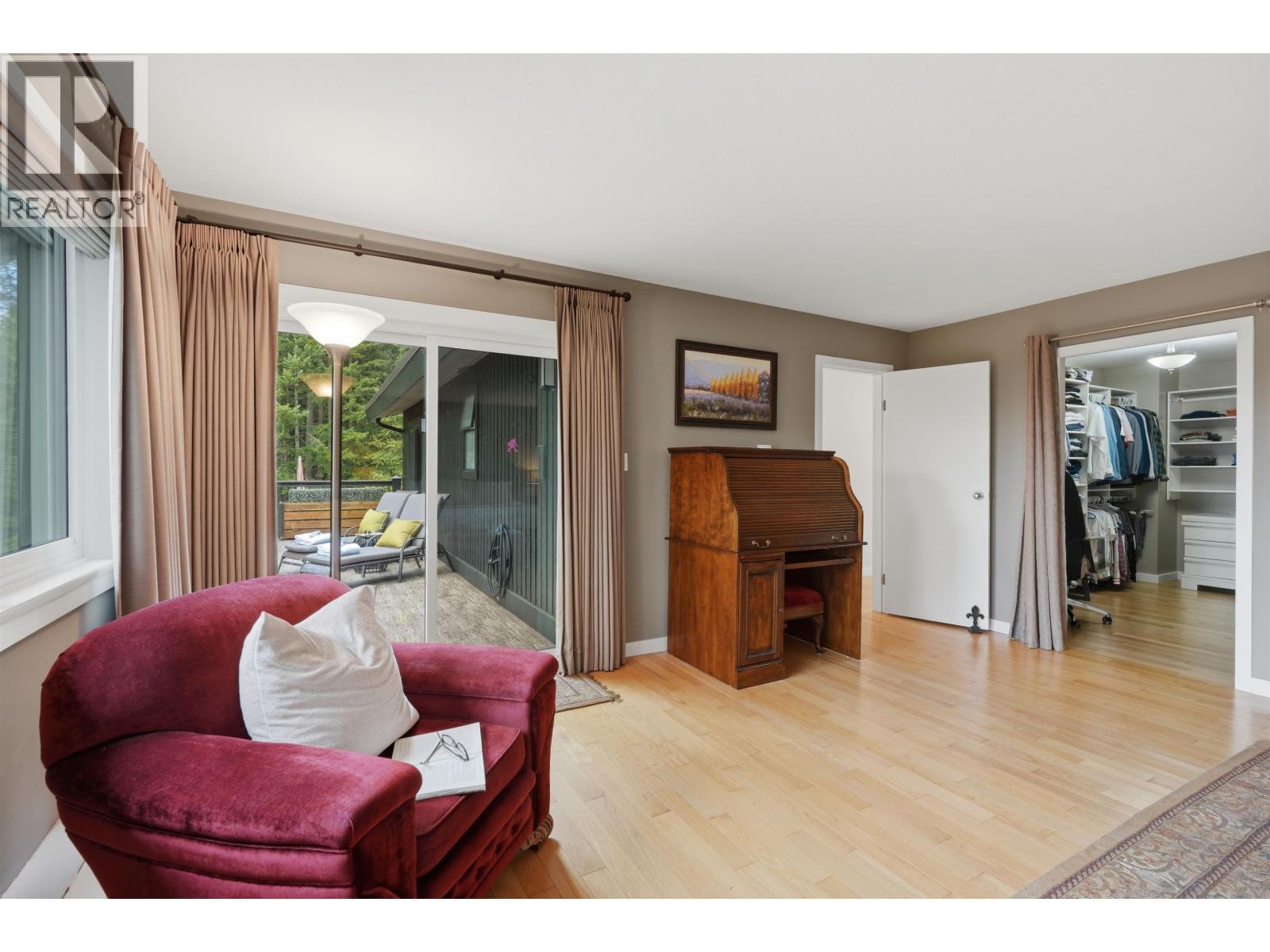 2261 HILL DRIVE, North Vancouver