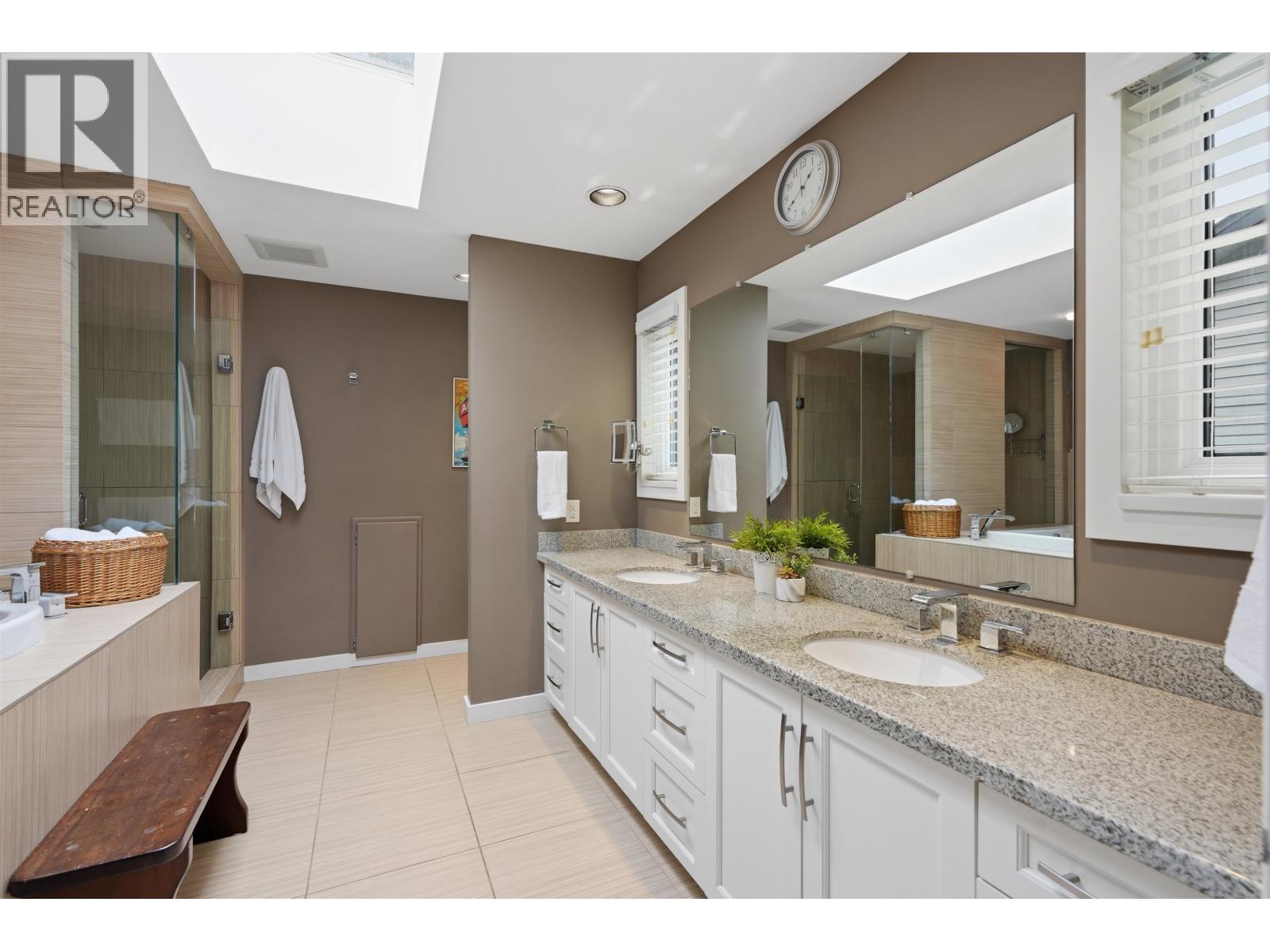 2261 HILL DRIVE, North Vancouver