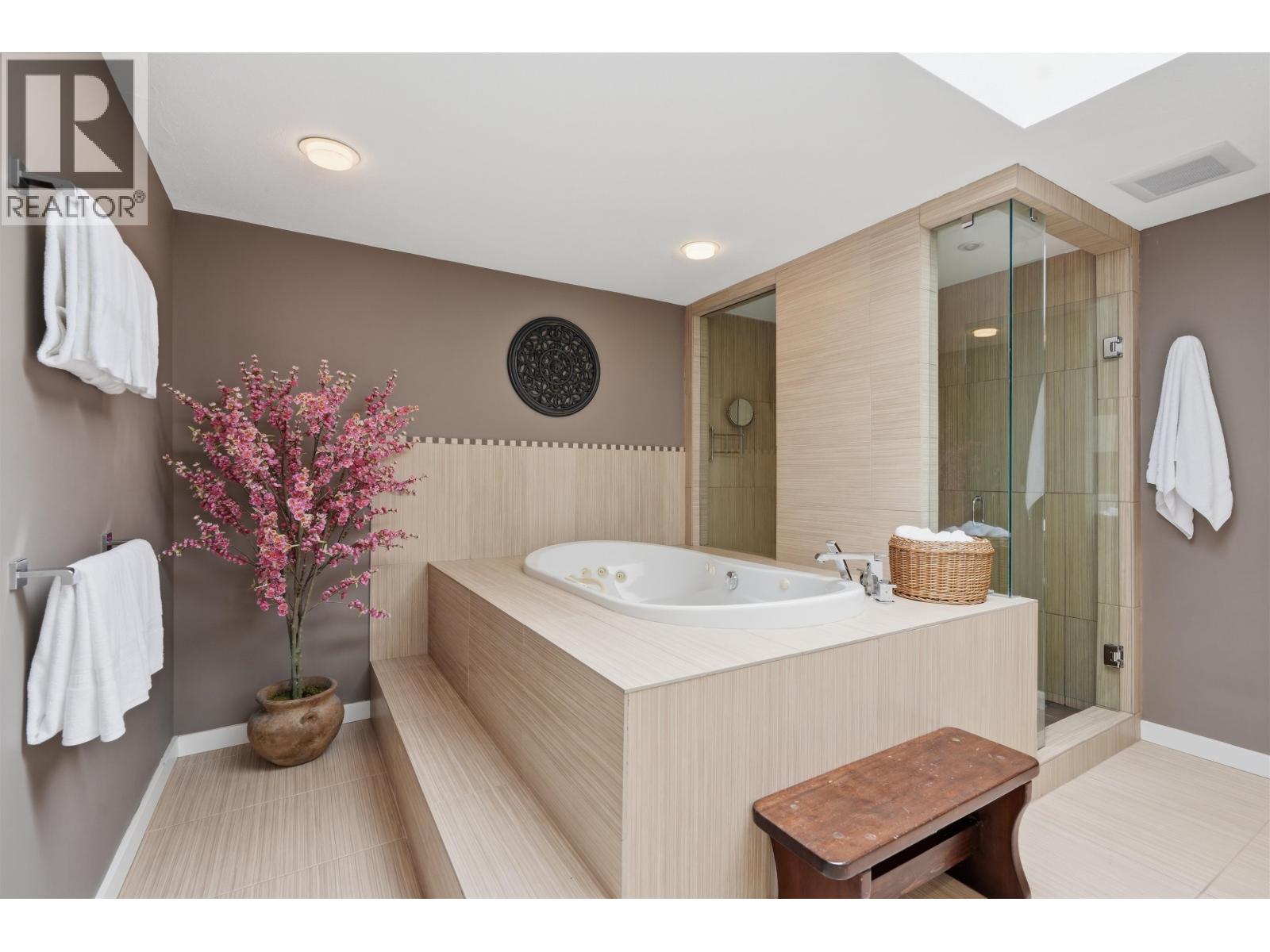 2261 HILL DRIVE, North Vancouver