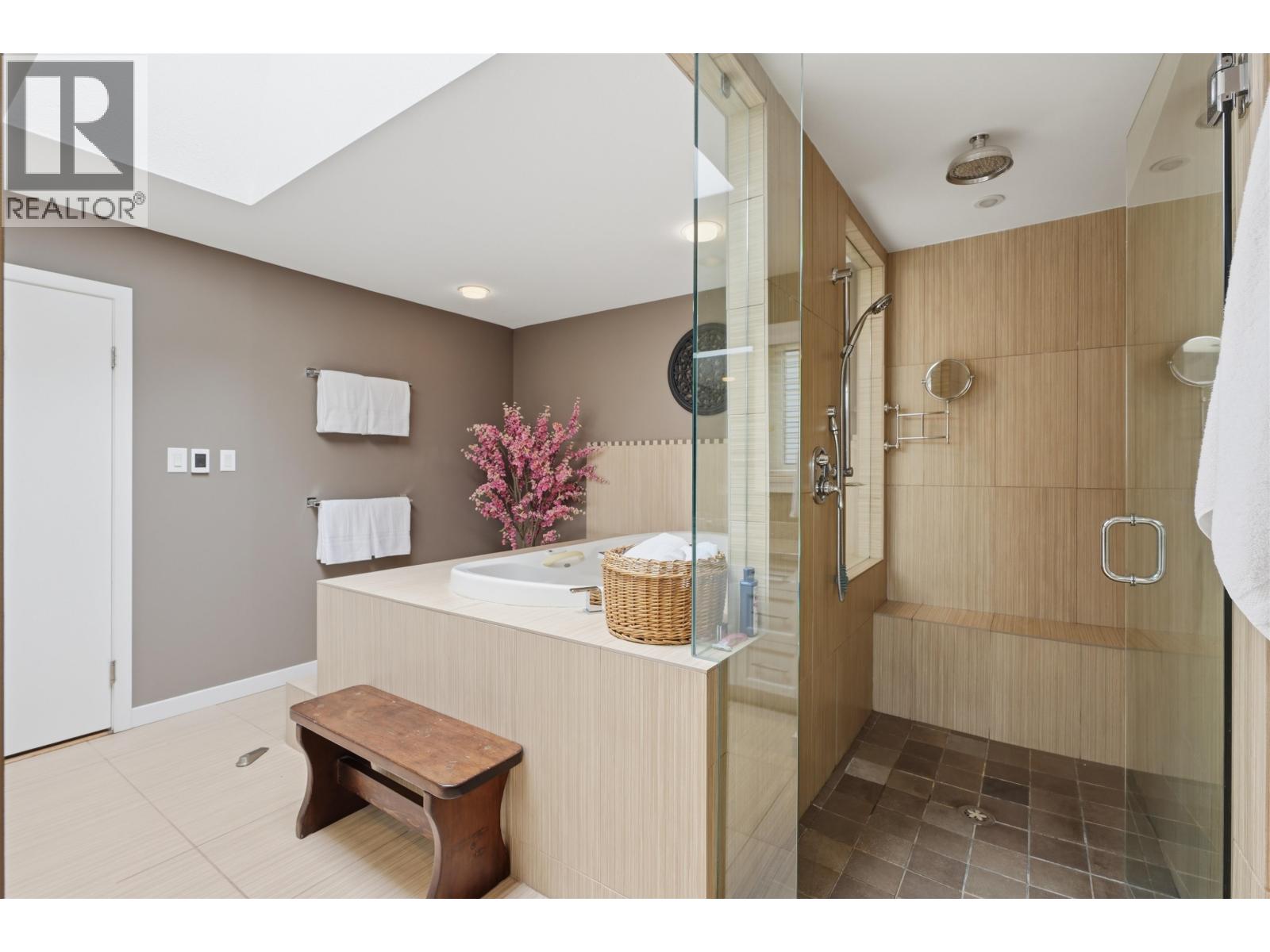 2261 HILL DRIVE, North Vancouver