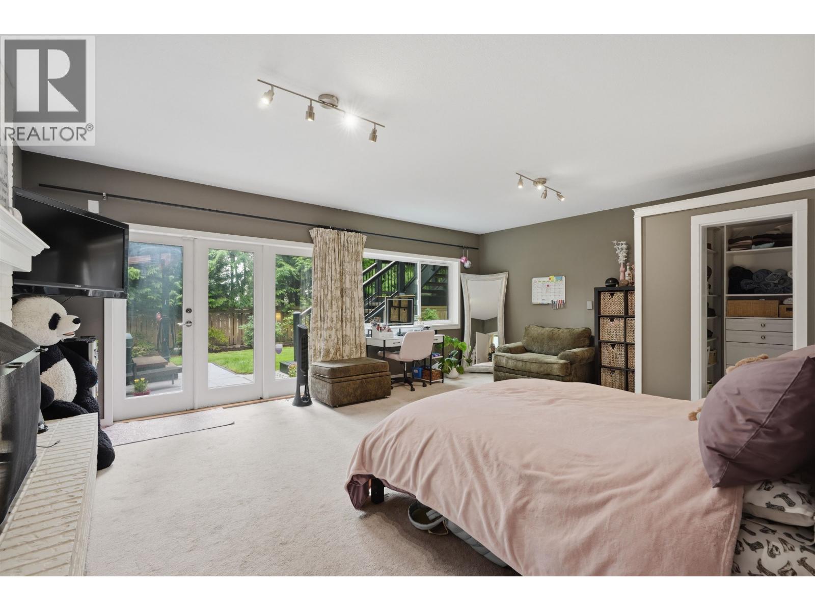 2261 HILL DRIVE, North Vancouver