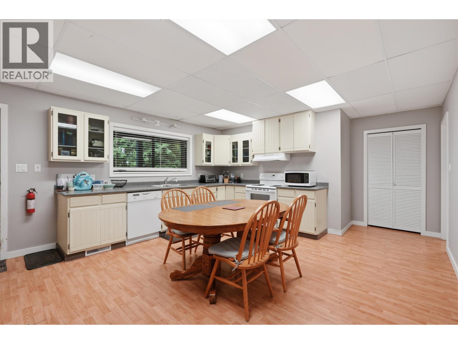 2261 HILL DRIVE, North Vancouver