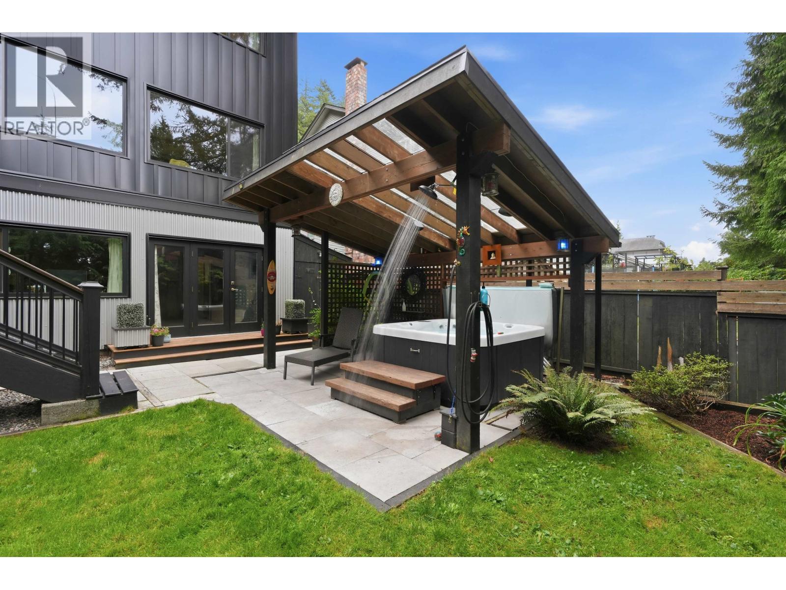 2261 HILL DRIVE, North Vancouver