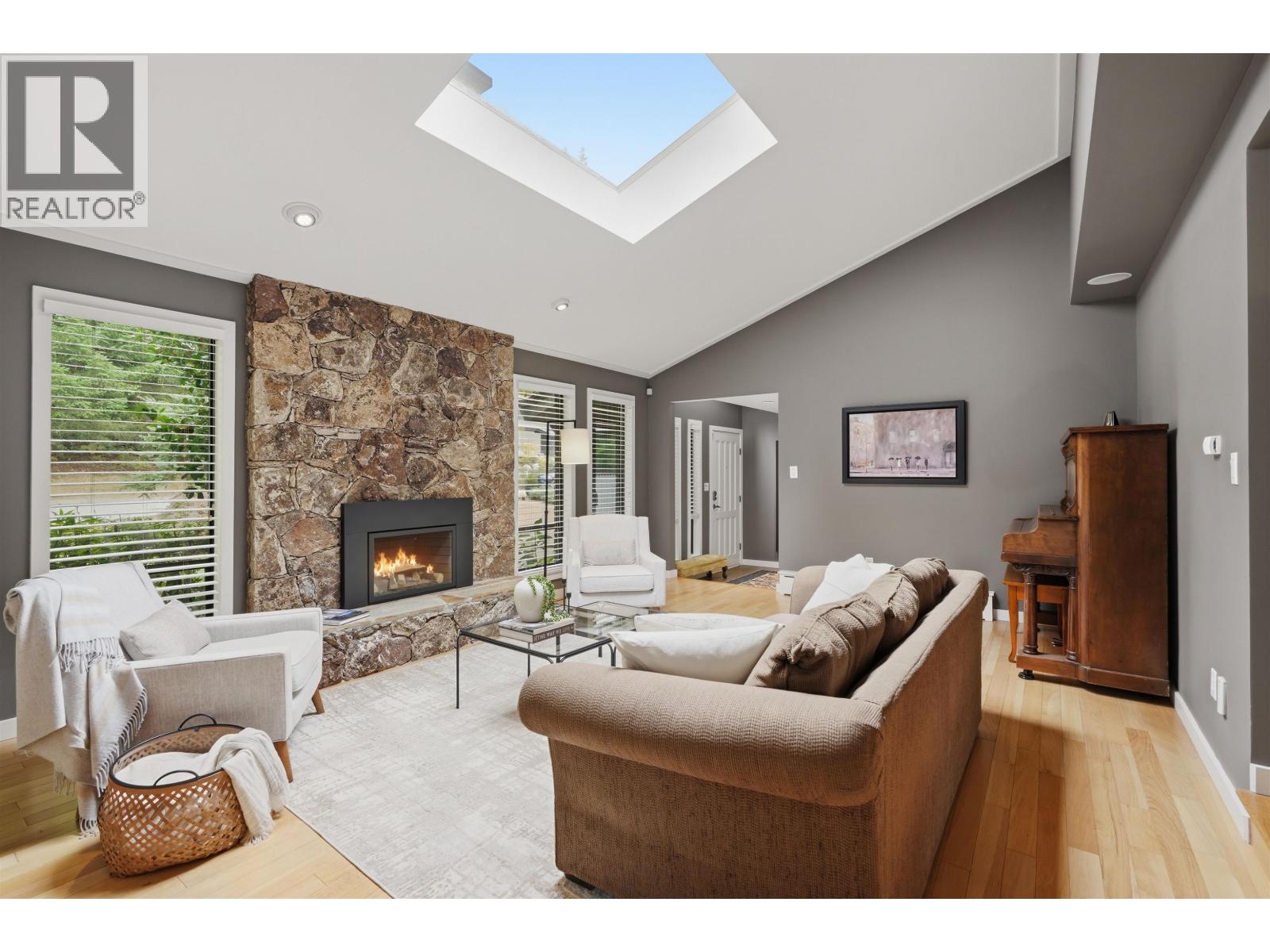 2261 HILL DRIVE, North Vancouver