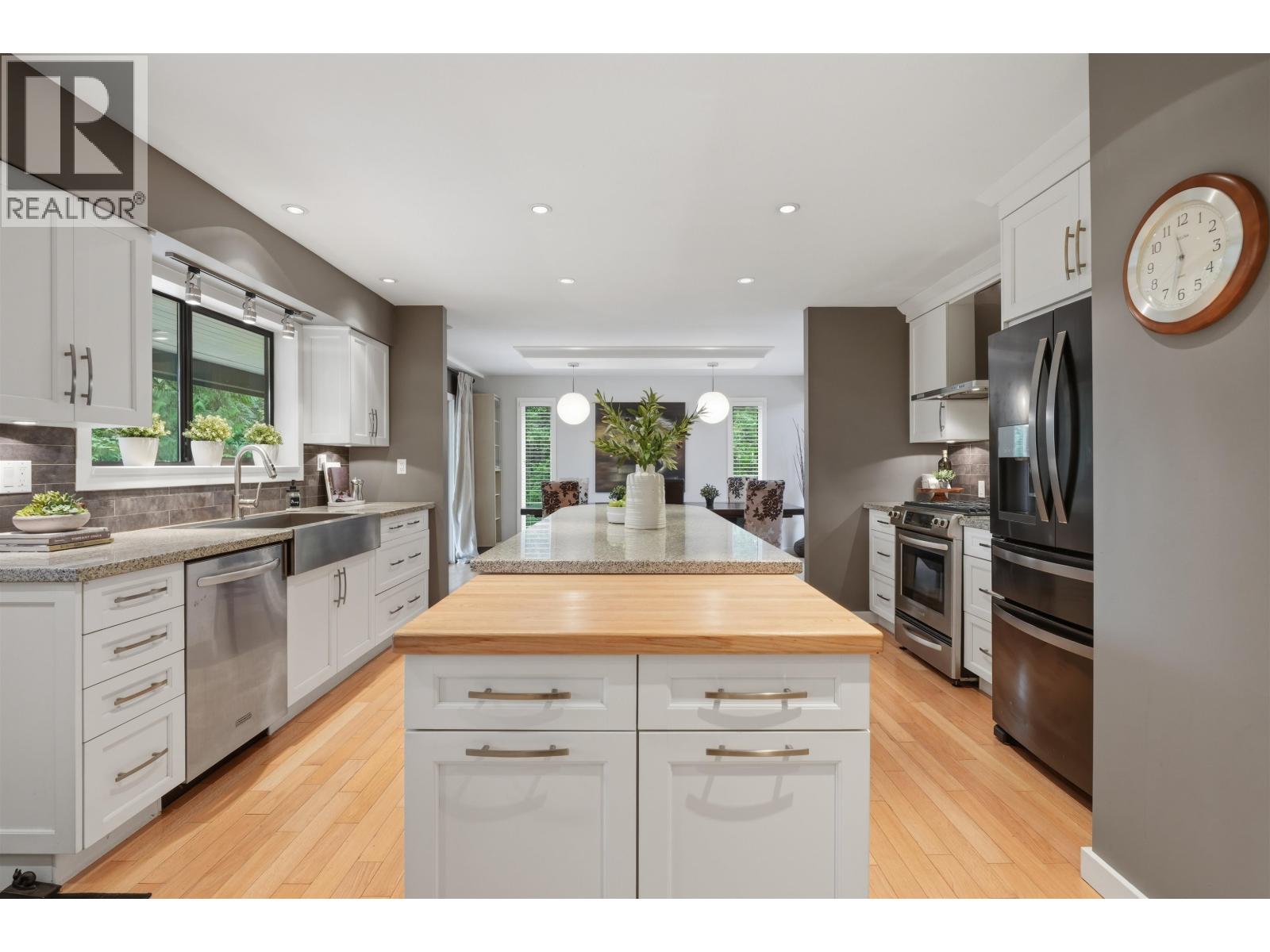 2261 HILL DRIVE, North Vancouver