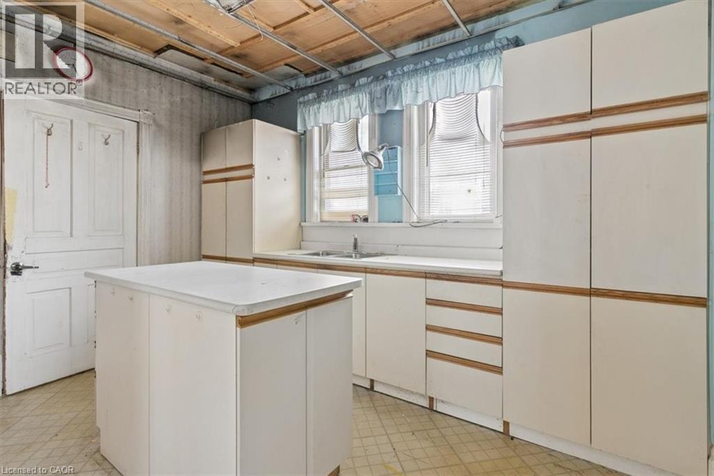 427 DUKE Street W - 8