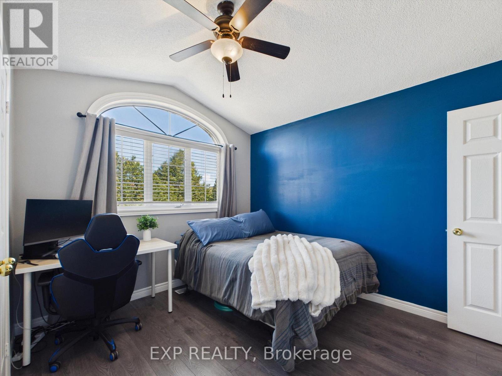 23 MCKENZIE CRESCENT - 27
