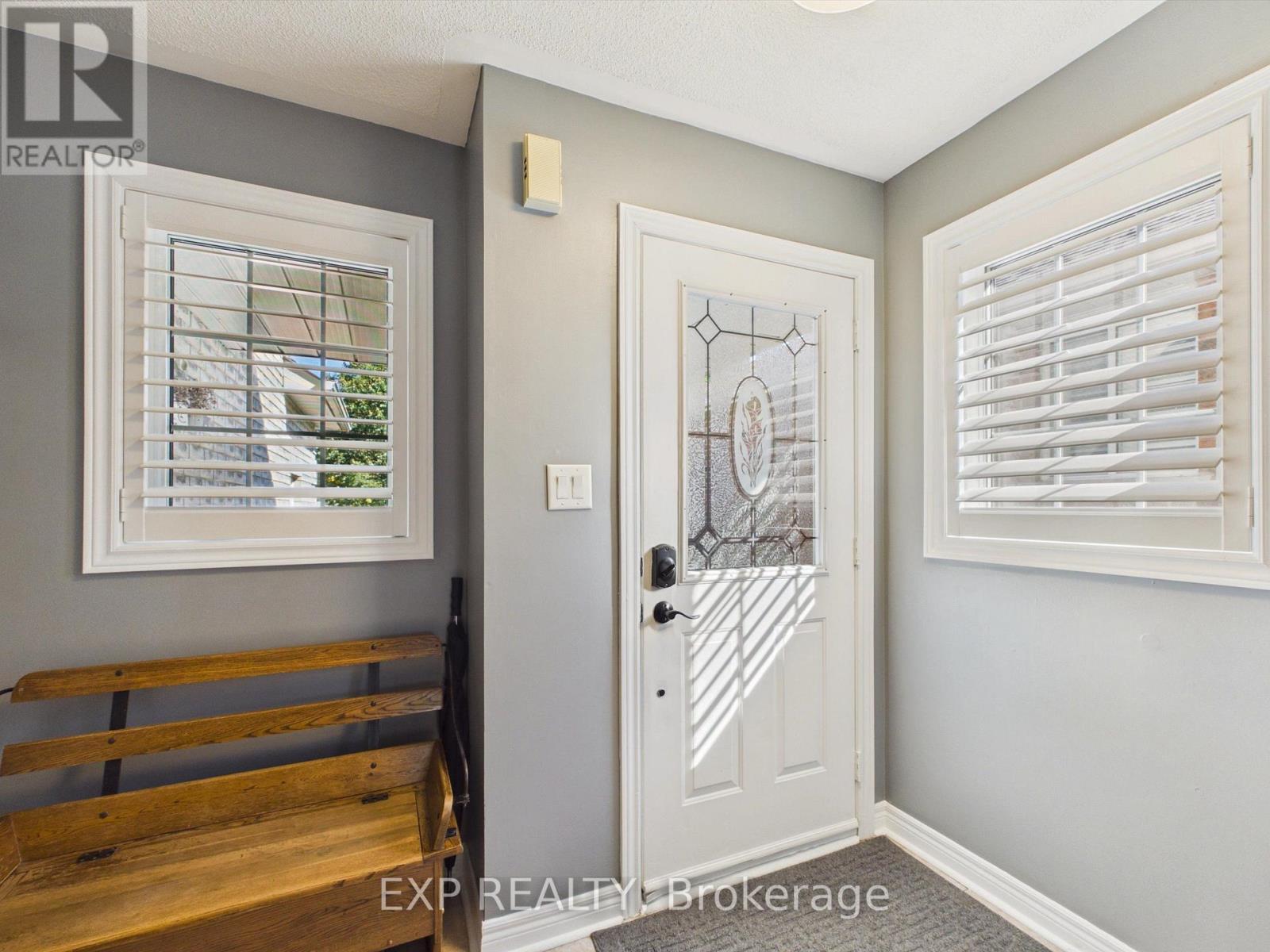 23 MCKENZIE CRESCENT - 4