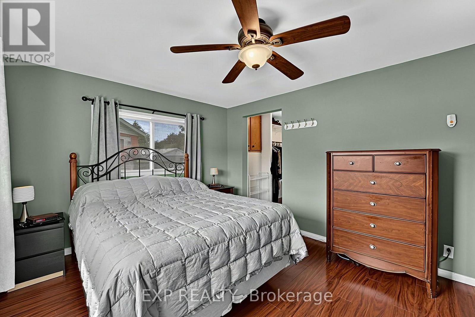 4 FAIRBIRCH COURT - 32