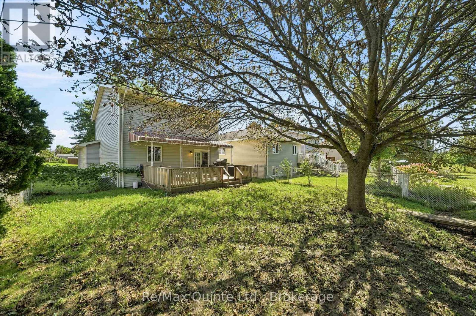 37 BOGART CRESCENT - 36