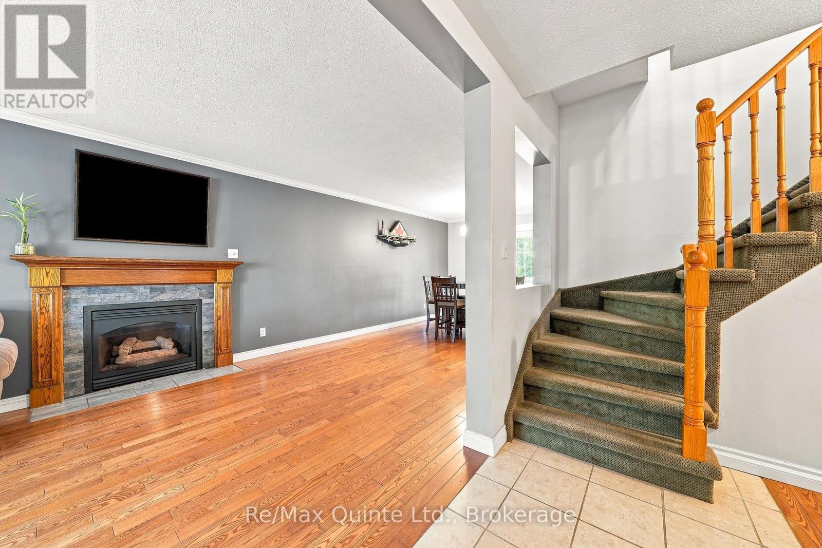 37 BOGART CRESCENT - 6