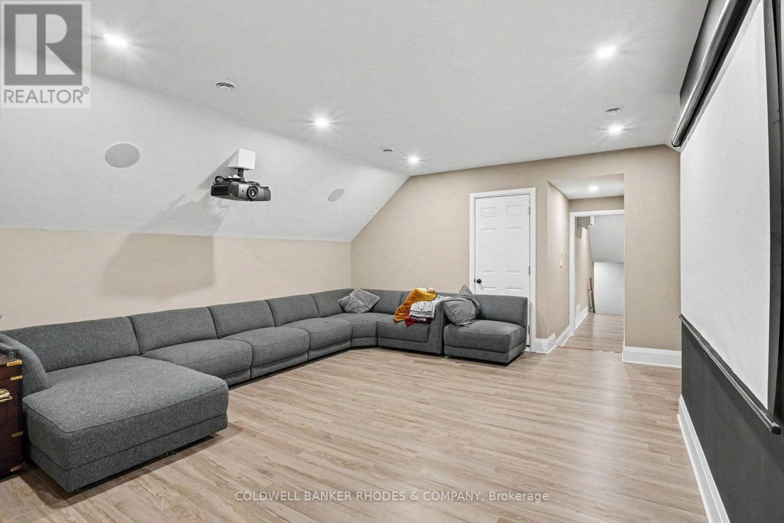 780 MCKENZIE AVENUE - Image 32