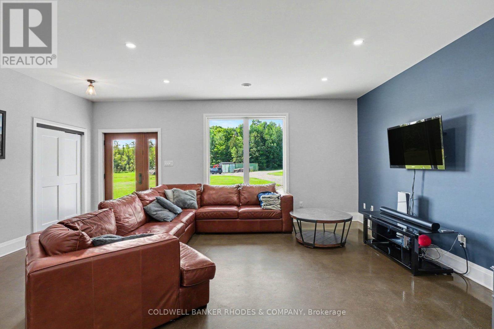 780 MCKENZIE AVENUE - 4