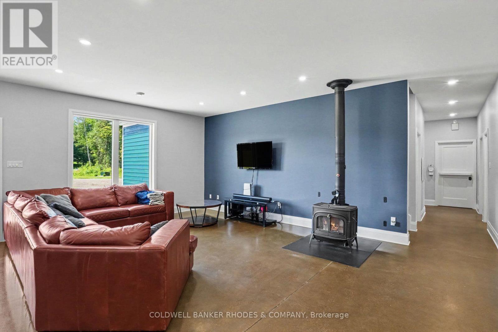 780 MCKENZIE AVENUE - 5