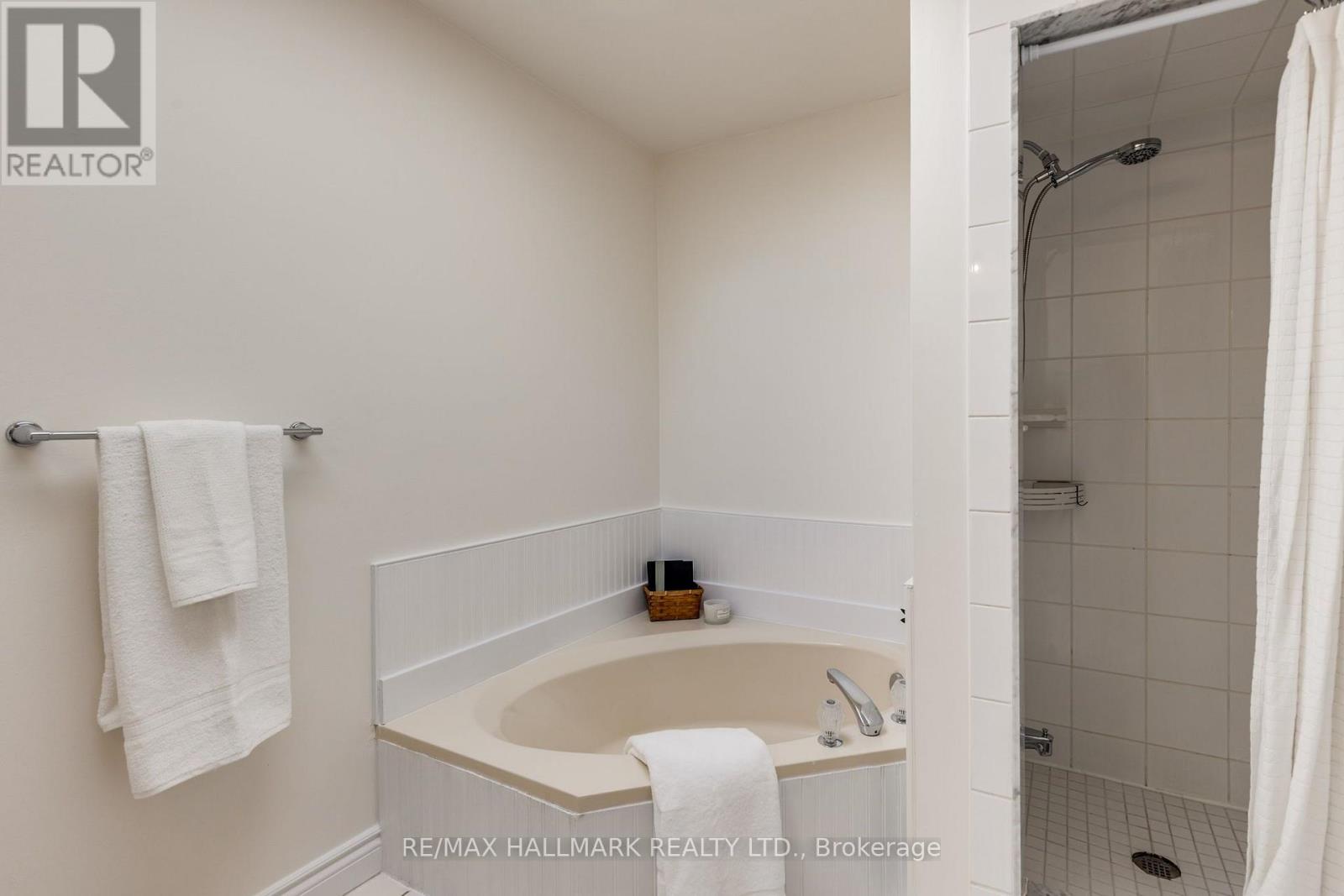 599 ROEHAMPTON AVENUE - 22