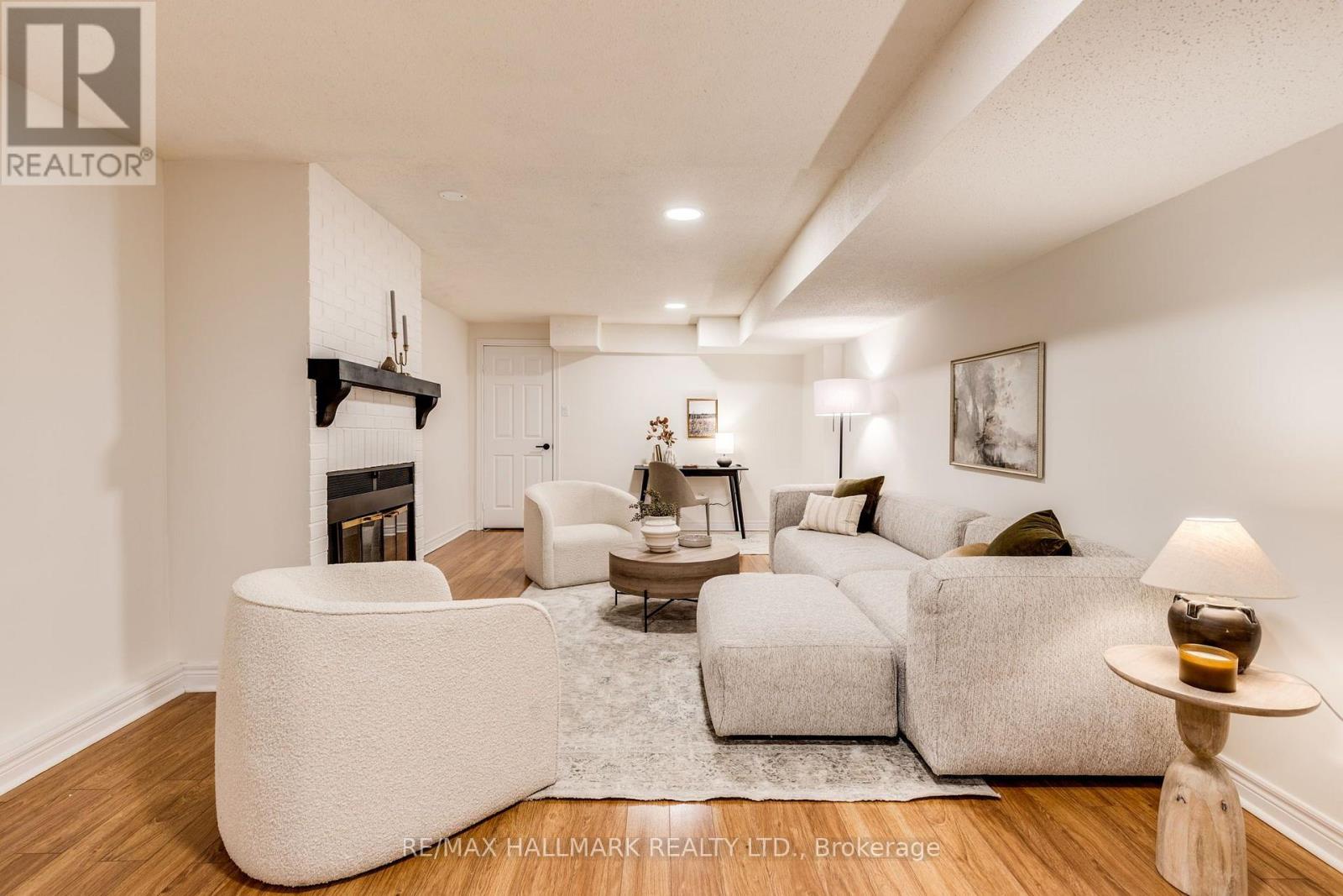 599 ROEHAMPTON AVENUE - 23