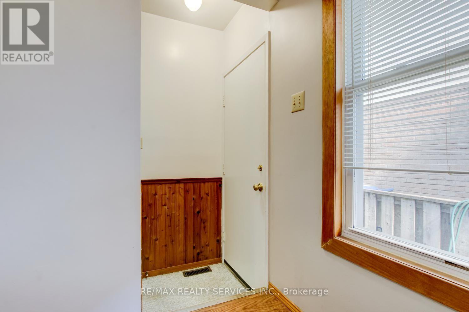 41 GREENLEAF CRESCENT - 24