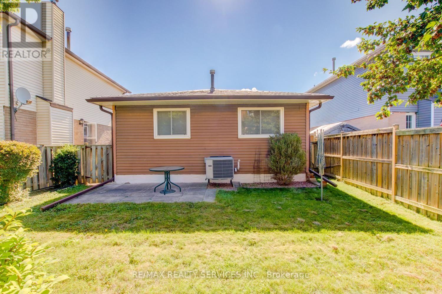 41 GREENLEAF CRESCENT - 37