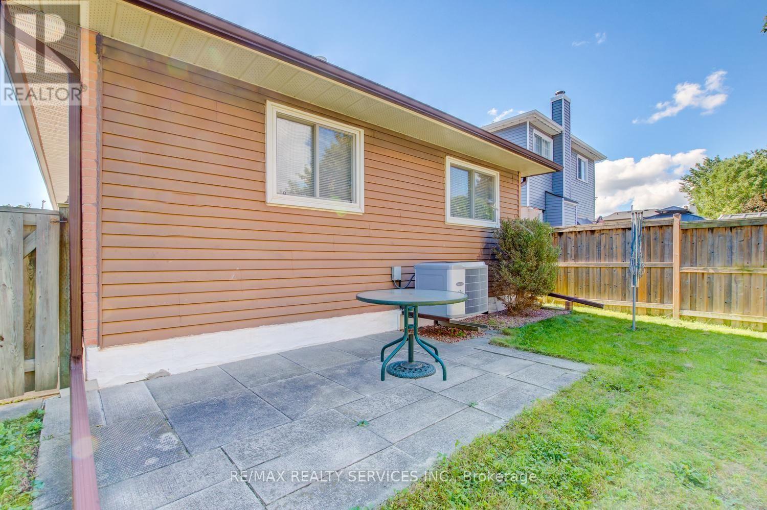41 GREENLEAF CRESCENT - 40