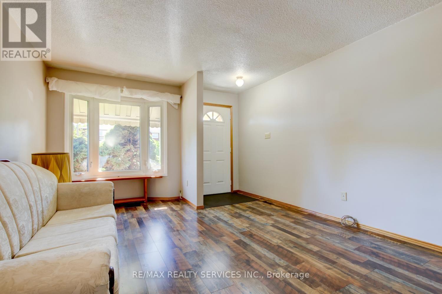 41 GREENLEAF CRESCENT - 5