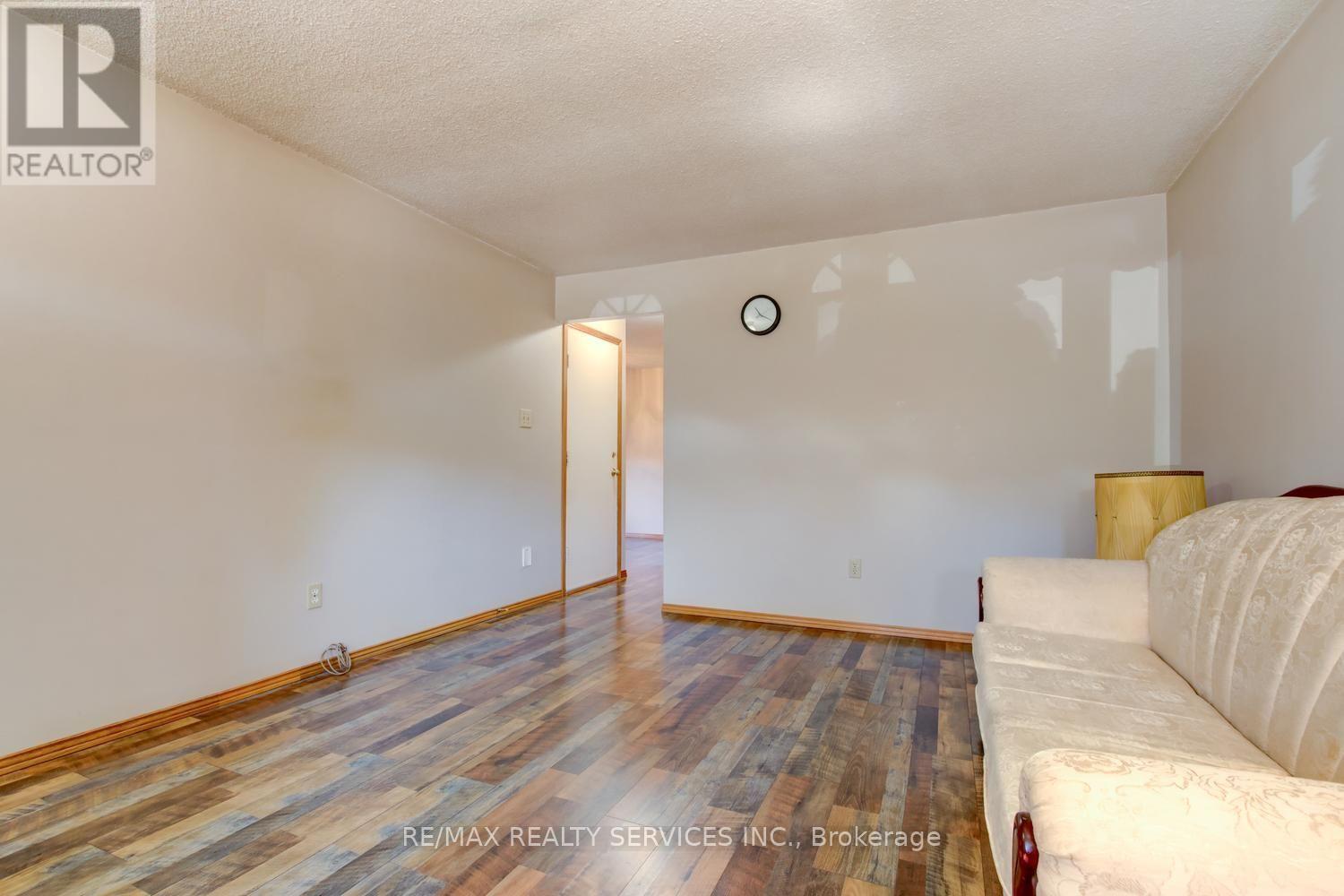 41 GREENLEAF CRESCENT - 6