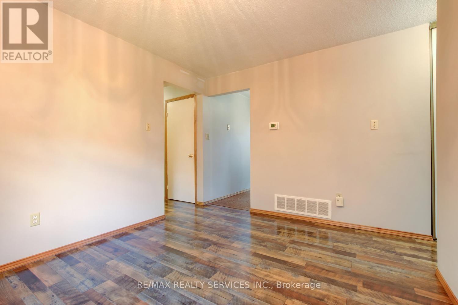 41 GREENLEAF CRESCENT - 9