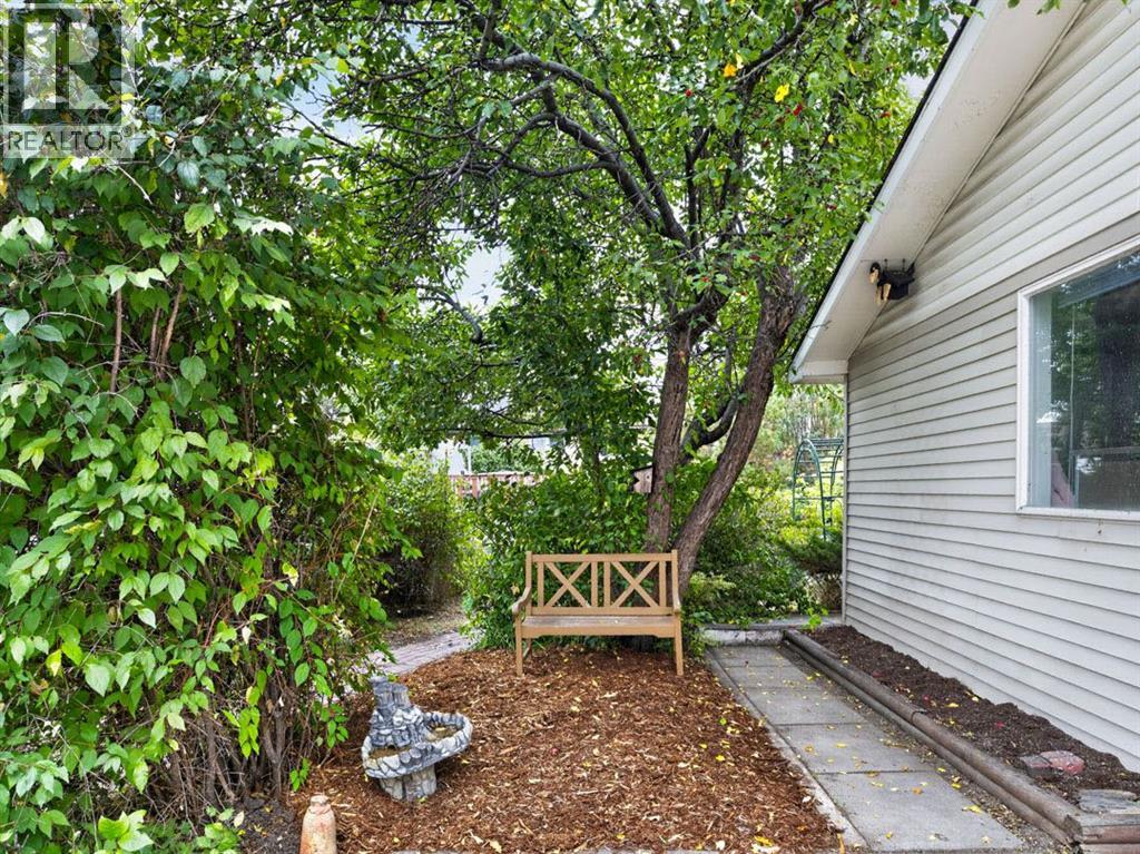 1219 Hunterquay Hill NW - 11