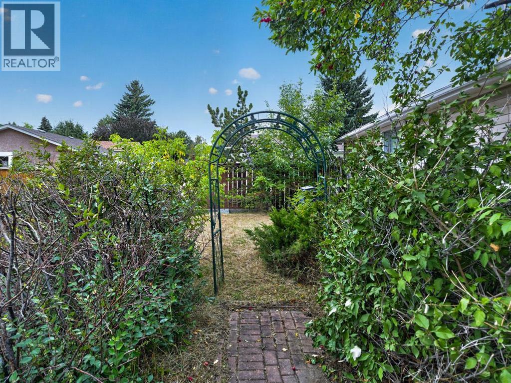 1219 Hunterquay Hill NW - 41