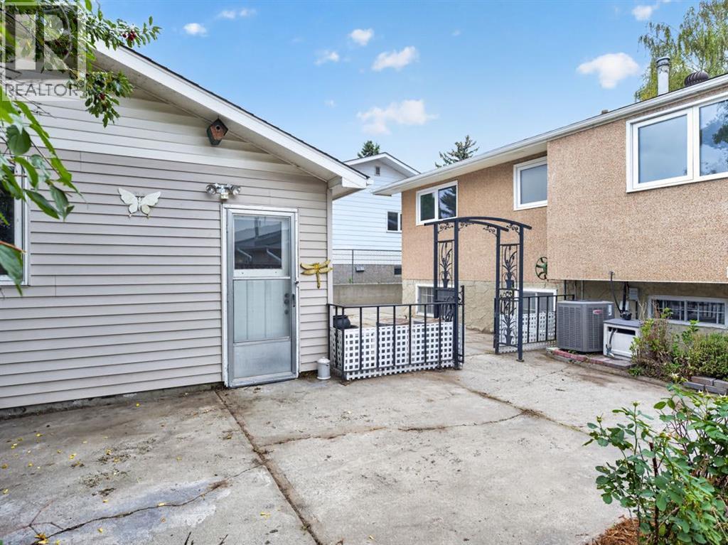 1219 Hunterquay Hill NW - 7