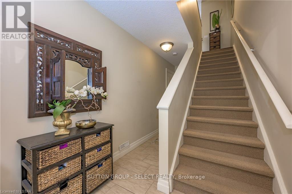#3 1850 BEAVERBROOK AVENUE - 3