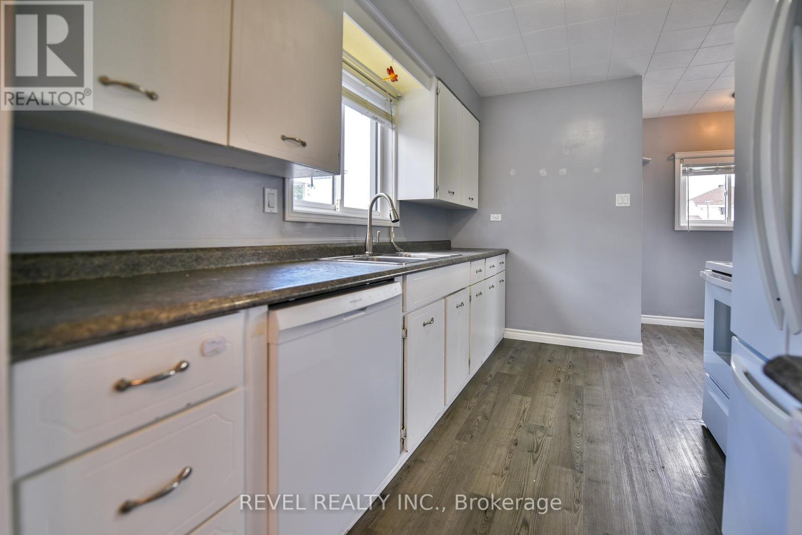 418 MAPLE STREET S - 23