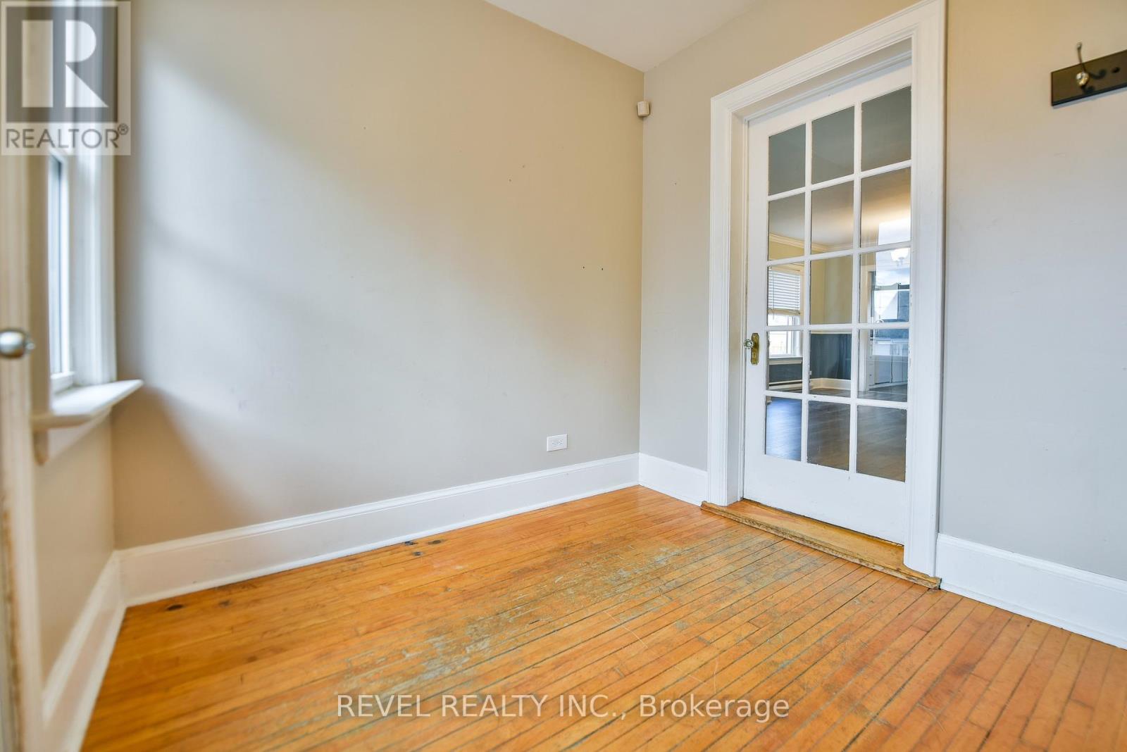 418 MAPLE STREET S - 7