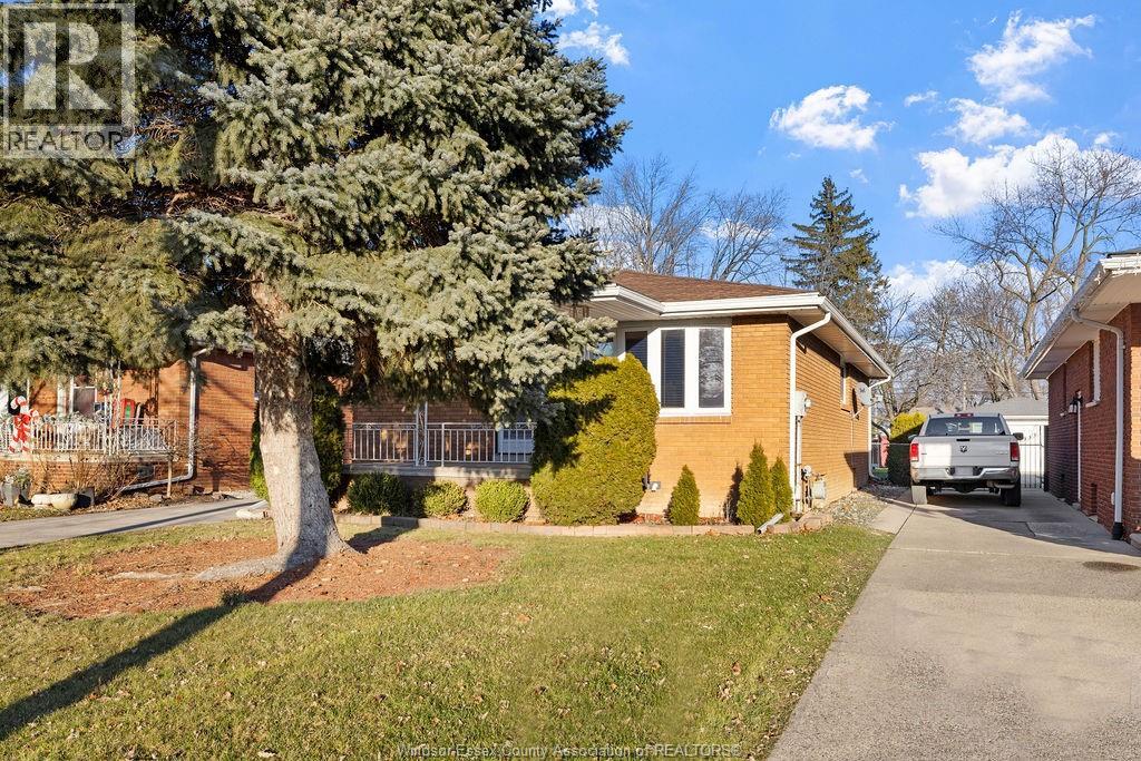1970 FERNDALE AVENUE, Windsor — photo 2